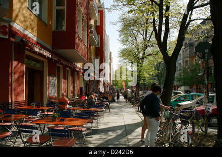 Berlino, Germania, in una strada trafficata e caffetterie della Simon-Dach-Strasse Foto Stock