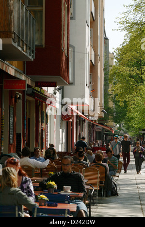 Berlino, Germania, in una strada trafficata e caffetterie della Simon-Dach-Strasse Foto Stock