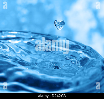 Spruzzi di acqua con drop in forma di cuore Foto Stock