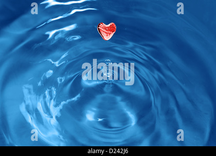 Spruzzi di acqua con drop in forma di cuore Foto Stock