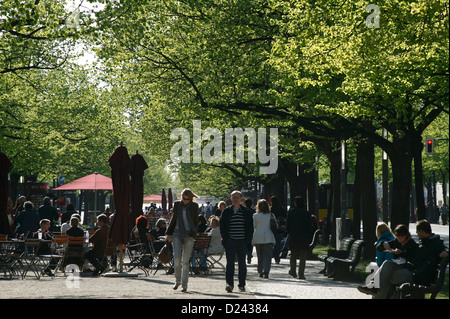 Berlino, Germania, il viale Unter den Linden in primavera Foto Stock