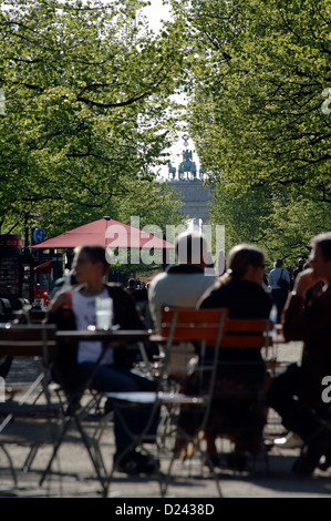 Berlino, Germania, il viale Unter den Linden in primavera Foto Stock