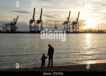 Gru al Terminal Burchardkai di sera, il porto di Amburgo, Germania Foto Stock