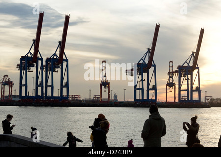 Gru al Terminal Burchardkai di sera, il porto di Amburgo, Germania Foto Stock