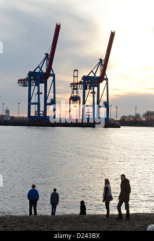 Gru al Terminal Burchardkai di sera, il porto di Amburgo, Germania Foto Stock