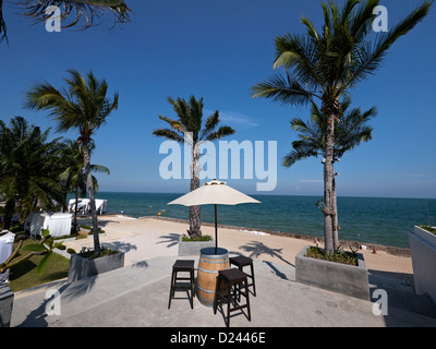 Scena tropicale che si affaccia sul mare con palme e ombrelloni. Tailandia hotel resort SUDEST ASIATICO Foto Stock