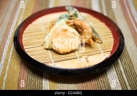 Pastella tempura di verdure su un piatto da portata Foto Stock