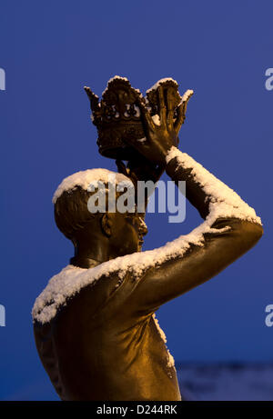 Una notte di luce caduta di neve sul Principe Hal statua in Bancroft giardini, Stratford-upon-Avon, Warwickshire, Inghilterra, Regno Unito. 14 gennaio 2013. Foto Stock