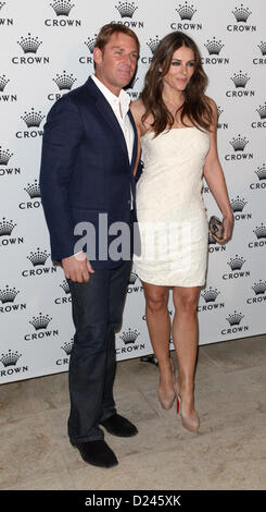 Shane Warne e Liz Hurley presso l'IMG i giocatori di Tennis partito, Crown, Melbourne, 13 gennaio 2013. Foto Stock