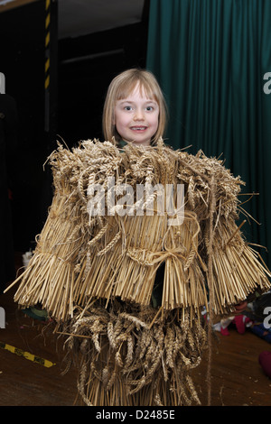 La tradizionale annuale paglia Whittlesea Bear Festival tenutosi in gennaio, circa Whittlesea, Cambridgeshire, Inghilterra Foto Stock