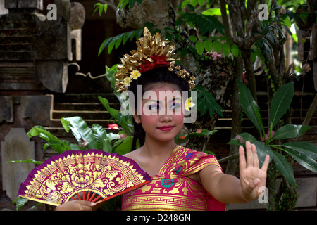 Giovane ragazza Balinese pronto per il tempio della danza Foto Stock