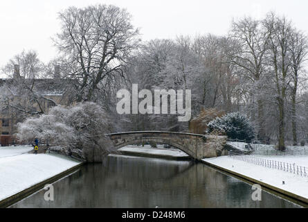 Cambridge, Regno Unito. 14 gennaio 2013. Neve sul terreno a Cambridge Regno Unito questa mattina e più si aspetta più tardi di oggi. Credito: JAMES LINSELL-CLARK / Alamy Live News Foto Stock