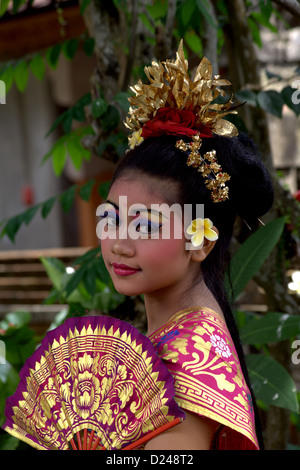 Giovane ragazza Balinese pronto per il tempio della danza Foto Stock