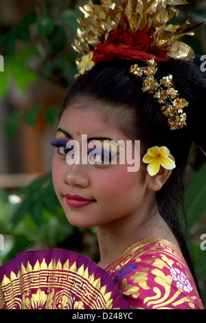 Giovane ragazza Balinese pronto per il tempio della danza Foto Stock