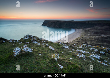 Barafundle Bay in Pembrokeshire, Galles. Inverno tramonto sulla spiaggia dorata e dune di sabbia. Foto Stock