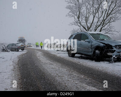 Saddleworth, UK. 14 gennaio 2013. La neve e il ghiaccio si è tradotta in un incidente che coinvolge due veicoli sulla A635 Holmfirth Rd. La strada corre attraverso Saddleworth Moor e può diventare pericoloso in presenza di neve e ghiaccio durante l'inverno. Credito: jozef mikietyn / Alamy Live News Foto Stock