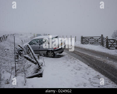 Saddleworth, UK. 14 gennaio 2013. La neve e il ghiaccio si è tradotta in un incidente che coinvolge due veicoli sulla A635 Holmfirth Rd. La strada corre attraverso Saddleworth Moor e può diventare pericoloso in presenza di neve e ghiaccio durante l'inverno. Credito: jozef mikietyn / Alamy Live News Foto Stock