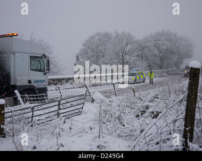 Saddleworth, UK. 14 gennaio 2013. La neve e il ghiaccio si è tradotta in un incidente che coinvolge due veicoli sulla A635 Holmfirth Rd. La strada corre attraverso Saddleworth Moor e può diventare pericoloso in presenza di neve e ghiaccio durante l'inverno. Credito: jozef mikietyn / Alamy Live News Foto Stock