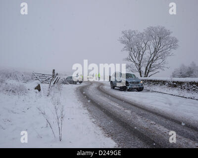 Saddleworth, UK. 14 gennaio 2013. La neve e il ghiaccio si è tradotta in un incidente che coinvolge due veicoli sulla A635 Holmfirth Rd. La strada corre attraverso Saddleworth Moor e può diventare pericoloso in presenza di neve e ghiaccio durante l'inverno. Credito: jozef mikietyn / Alamy Live News Foto Stock