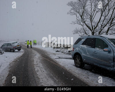 Saddleworth, UK. 14 gennaio 2013. La neve e il ghiaccio si è tradotta in un incidente che coinvolge due veicoli sulla A635 Holmfirth Rd. La strada corre attraverso Saddleworth Moor e può diventare pericoloso in presenza di neve e ghiaccio durante l'inverno. Credito: jozef mikietyn / Alamy Live News Foto Stock