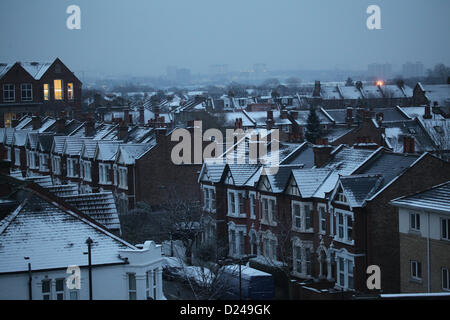 Londra, Regno Unito. 14 gennaio 2013. Acton assestamento della neve sui tetti di Londra. Credito: Sebastian Remme / Alamy Live News Foto Stock