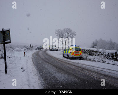 Saddleworth, UK. 14 gennaio 2013. La neve e il ghiaccio si è tradotta in un incidente che coinvolge due veicoli sulla A635 Holmfirth Rd. La strada corre attraverso Saddleworth Moor e può diventare pericoloso in presenza di neve e ghiaccio durante l'inverno. Credito: jozef mikietyn / Alamy Live News Foto Stock