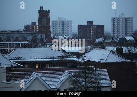 Londra, Regno Unito. 14 gennaio 2013. Acton assestamento della neve sui tetti di Londra. Credito: Sebastian Remme / Alamy Live News Foto Stock