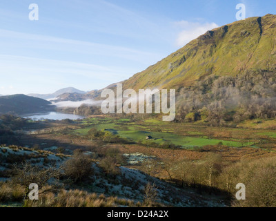 La vista spettacolare del parco nazionale Snowdonia Eryri North Wales Mist si trova sulla valle di Llyn Gwynant in inverno gelido Foto Stock