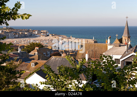 St Ives porto e città visto oltre i suoi tetti in luce della sera. Foto Stock