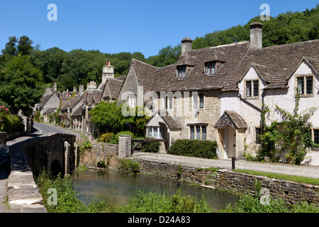 Il ponte e la strada principale del centro di Castle Coombe, Wiltshire, Inghilterra. Foto Stock