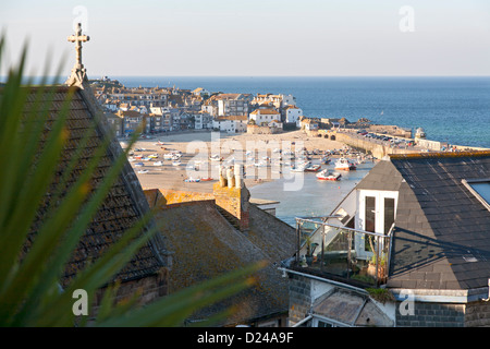 St Ives porto e città visto oltre i suoi tetti in luce della sera. Foto Stock