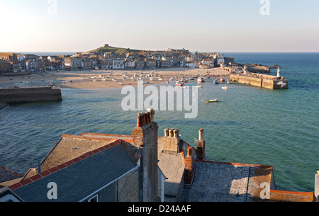 St Ives porto e città visualizzata su tetti in luce della sera. Foto Stock