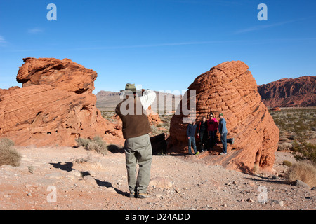 Tour guida prende le foto di turisti ad alveari formazioni di arenaria nella valle del fuoco del parco statale nevada usa Foto Stock