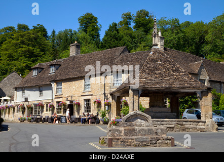 La Croce del mercato e il Castle Inn in castello Coombe, Wiltshire, Inghilterra. Foto Stock