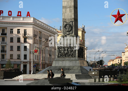 Minsk, Bielorussia, la Piazza della Vittoria con un 38-metro obelisco Foto Stock