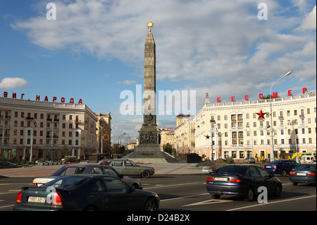 Minsk, Bielorussia, la Piazza della Vittoria con un 38-metro obelisco Foto Stock