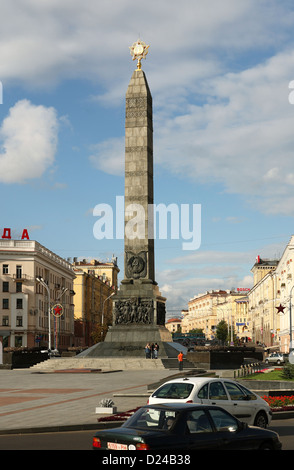 Minsk, Bielorussia, la Piazza della Vittoria con un 38-metro obelisco Foto Stock