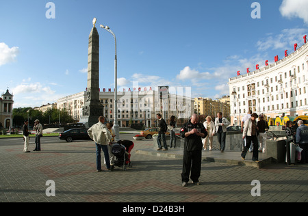 Minsk, Bielorussia, la Piazza della Vittoria con un 38-metro obelisco Foto Stock