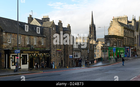 George Street e Candlemaker Row. Con Grey friars Bobby pub. Edimburgo in Scozia. Foto Stock