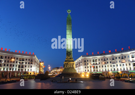 Minsk, Bielorussia, la Piazza della Vittoria con un 38-metro obelisco Foto Stock