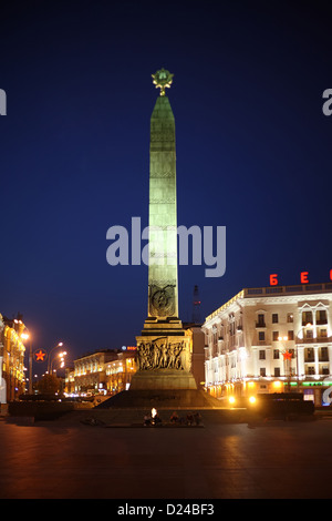 Minsk, Bielorussia, la Piazza della Vittoria con un 38-metro obelisco Foto Stock