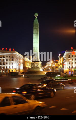 Minsk, Bielorussia, la Piazza della Vittoria con un 38-metro obelisco Foto Stock