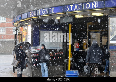 Southgate, Londra, Regno Unito. 14 gennaio. La neve cade in Southgate, Londra. La neve cade a Londra. Credito: Matteo Chattle / Alamy Live News Foto Stock