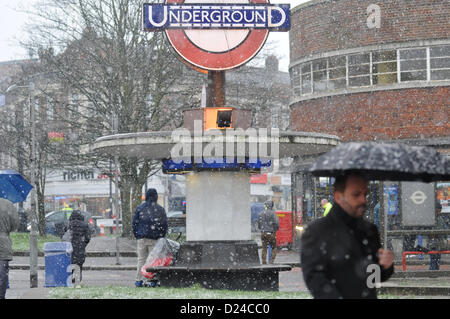 Southgate, Londra, Regno Unito. 14 gennaio. La neve cade in Southgate, Londra. La neve cade a Londra. Credito: Matteo Chattle / Alamy Live News Foto Stock