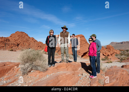 Turisti e guida turistica a alveari formazioni di arenaria nella valle del fuoco del parco statale nevada usa Foto Stock