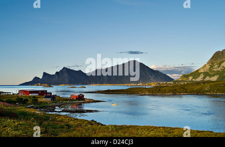 Paesaggi costieri con il picco shapely di Hustind, Flakstad, Lofoten, nel nord della Norvegia Foto Stock