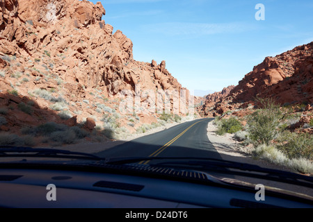 La guida attraverso i canyon sulle cupole bianche road scenic drive della valle del fuoco del parco statale nevada usa Foto Stock