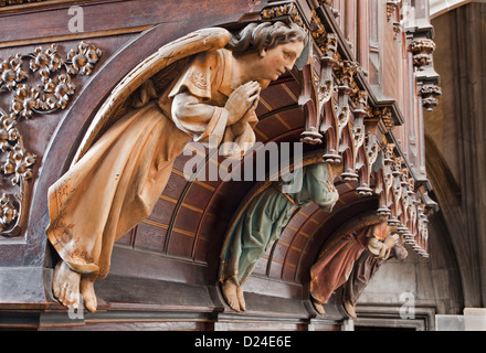 KOSICE - Gennaio 3: Angelo statua in legno su organo dal 19. cento. in Santa Elisabetta cattedrale gotica Foto Stock