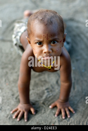 Baby da Langania Village, Nuova Irlanda Isola, Papua Nuova Guinea Foto Stock