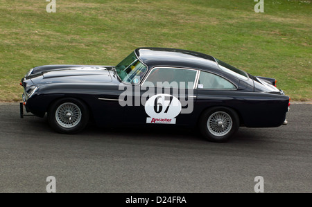 Andrew inglese Una guida 1965 Aston Martin DB5 in volata evento al motorsport presso il palazzo 2011 Foto Stock